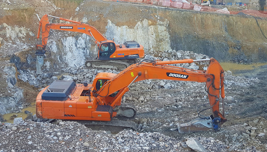 EXCAVADORAS DOOSAN TRABAJAN EN EL CENTRO DE SANTANDER